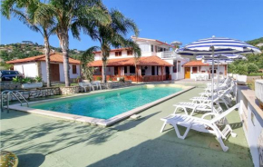 Amazing home in RICADI with WiFi, Outdoor swimming pool and 7 Bedrooms